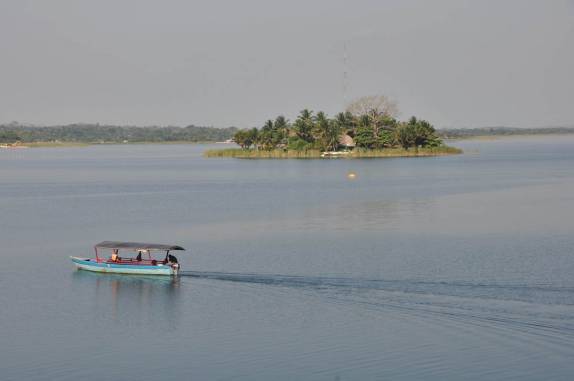 Barco leva passageiros pelo lago Petén, em Flores, na Guatemala